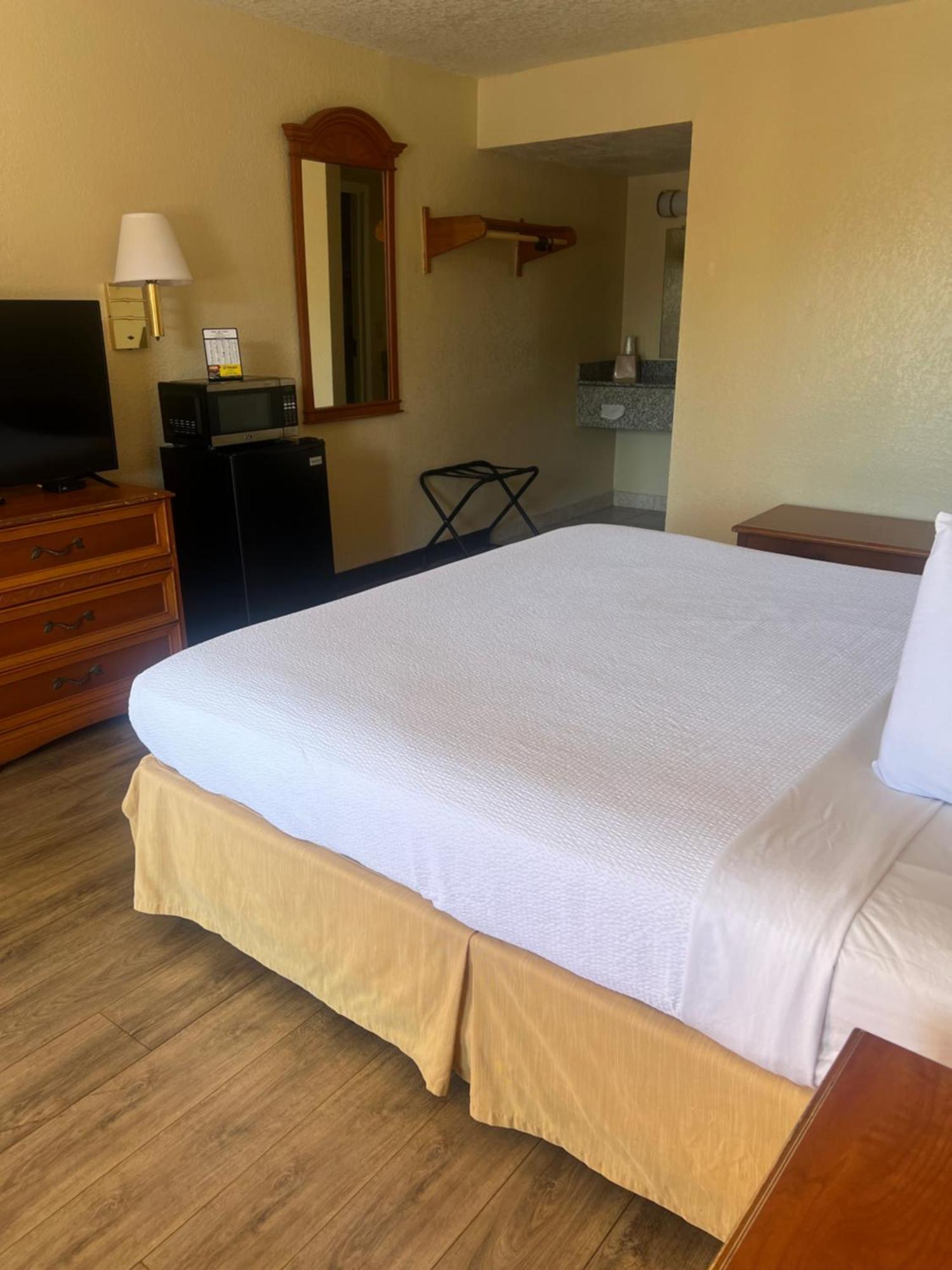 Hole Inn The Wall Hotel - Fort Walton Beach - Sunset Plaza - Nearby Beaches & Hurlburt Exterior foto
