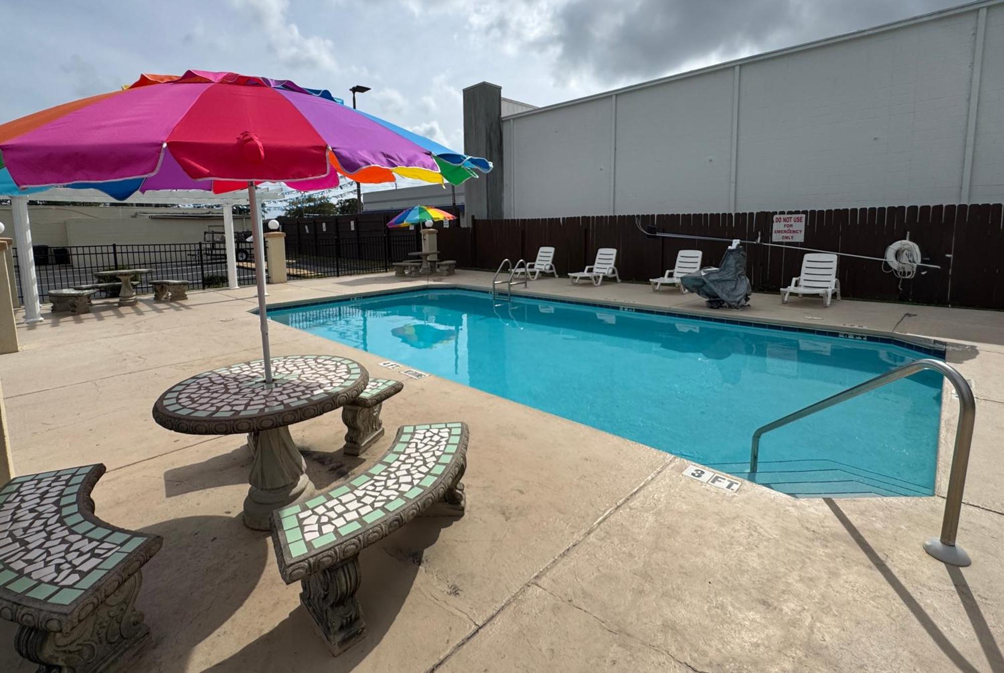 Hole Inn The Wall Hotel - Fort Walton Beach - Sunset Plaza - Nearby Beaches & Hurlburt Exterior foto
