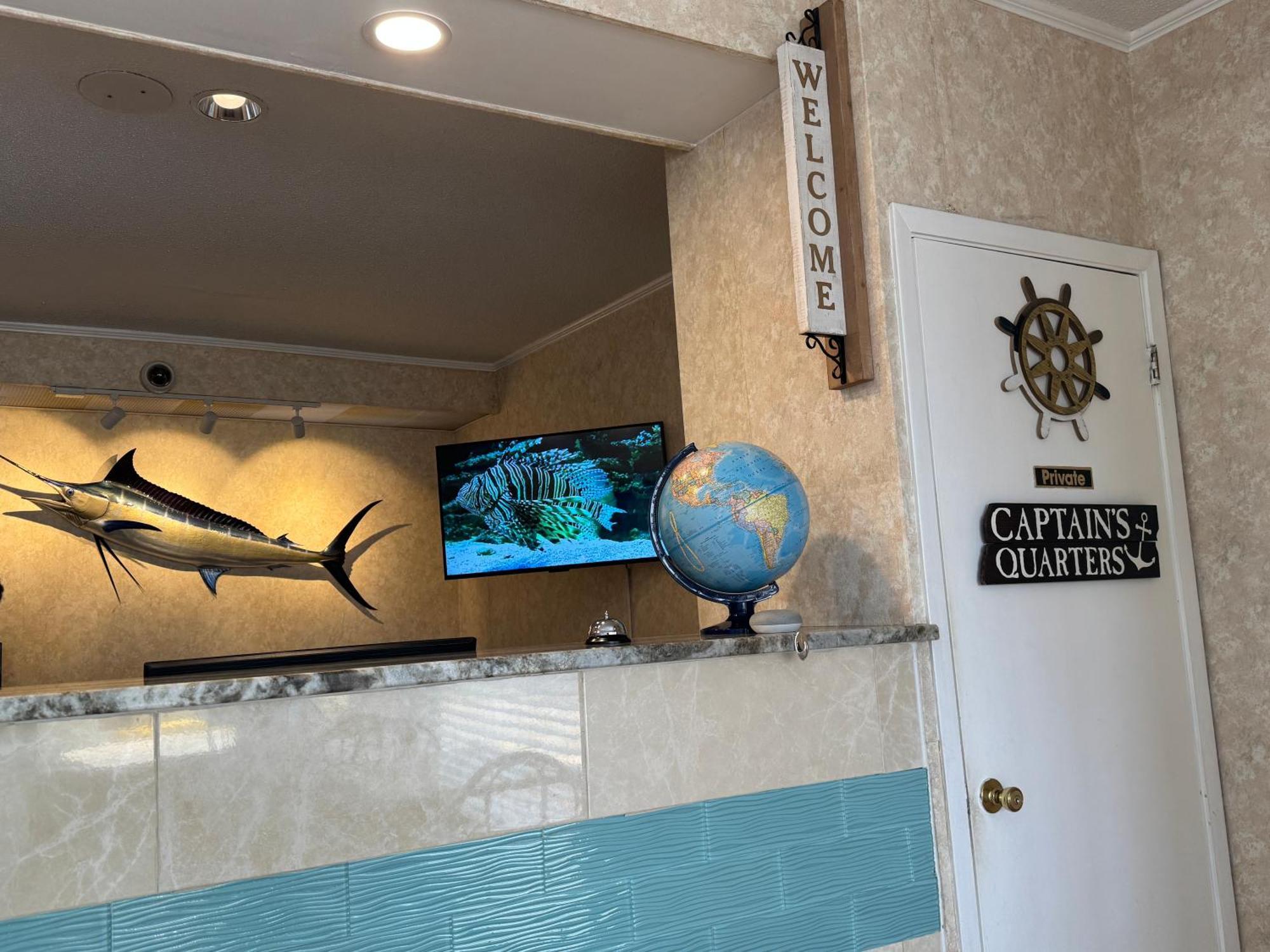Hole Inn The Wall Hotel - Fort Walton Beach - Sunset Plaza - Nearby Beaches & Hurlburt Exterior foto