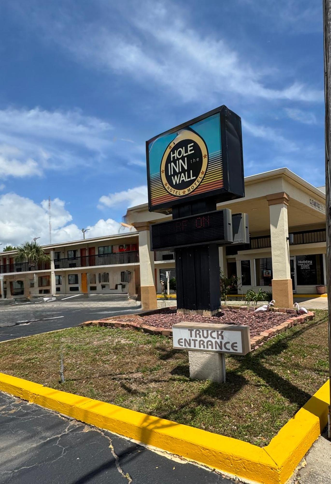 Hole Inn The Wall Hotel - Fort Walton Beach - Sunset Plaza - Nearby Beaches & Hurlburt Exterior foto